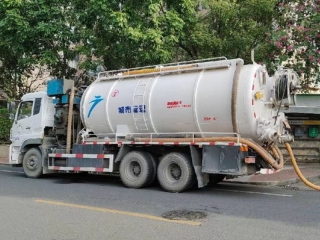 大车小区清理化粪池2