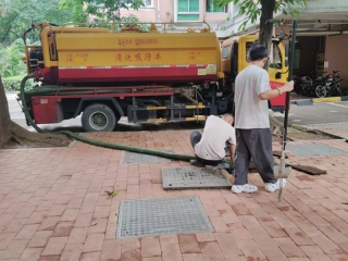 小车清理化粪池1