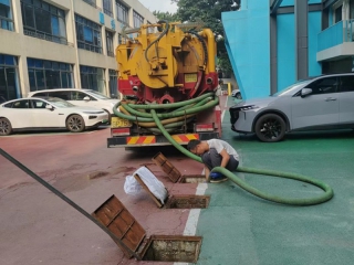 小车园区清理化粪池1